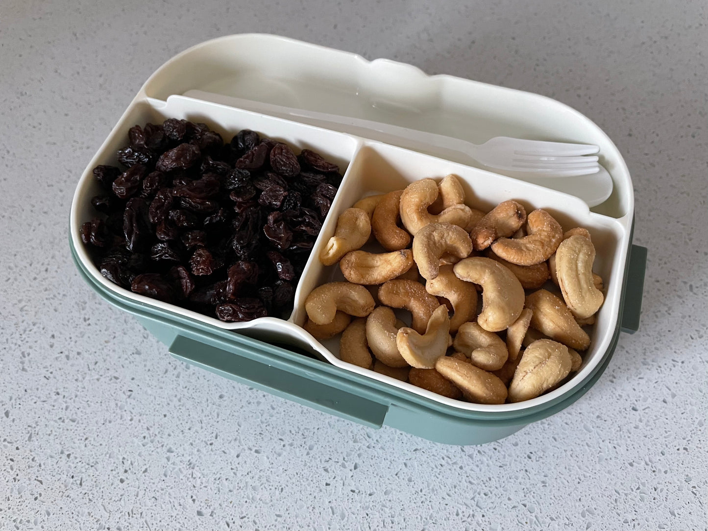 boite bento compartiment haut avec nourriture ustensiles
