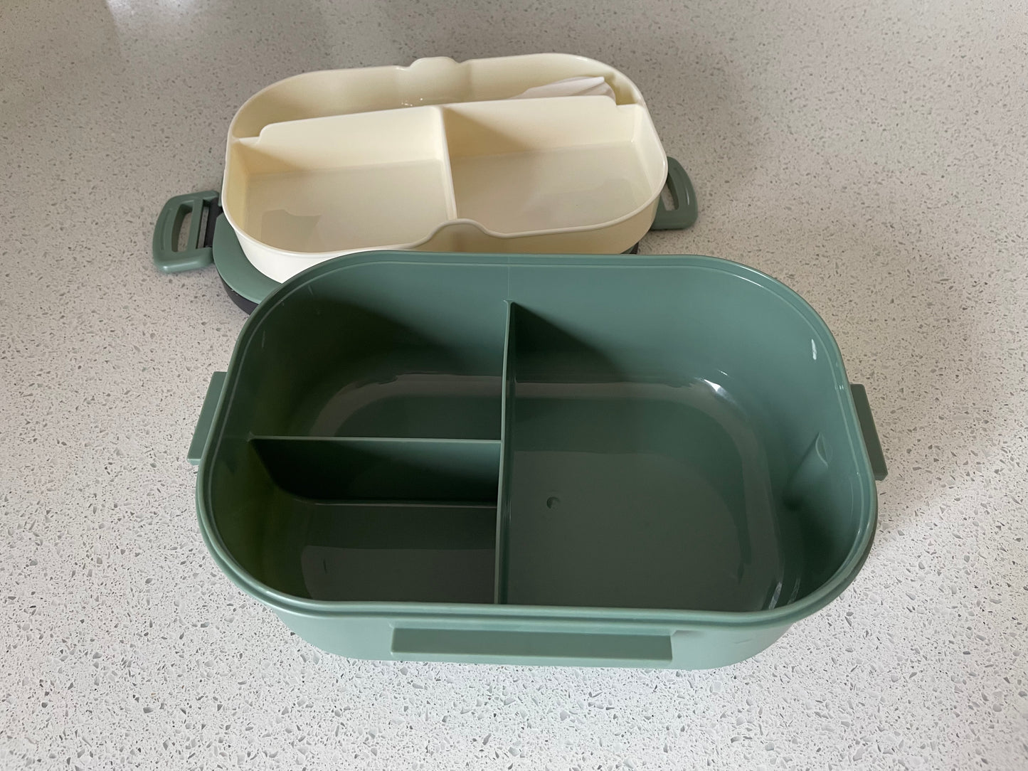 boite bento verte interieur deux etages vides separateurs