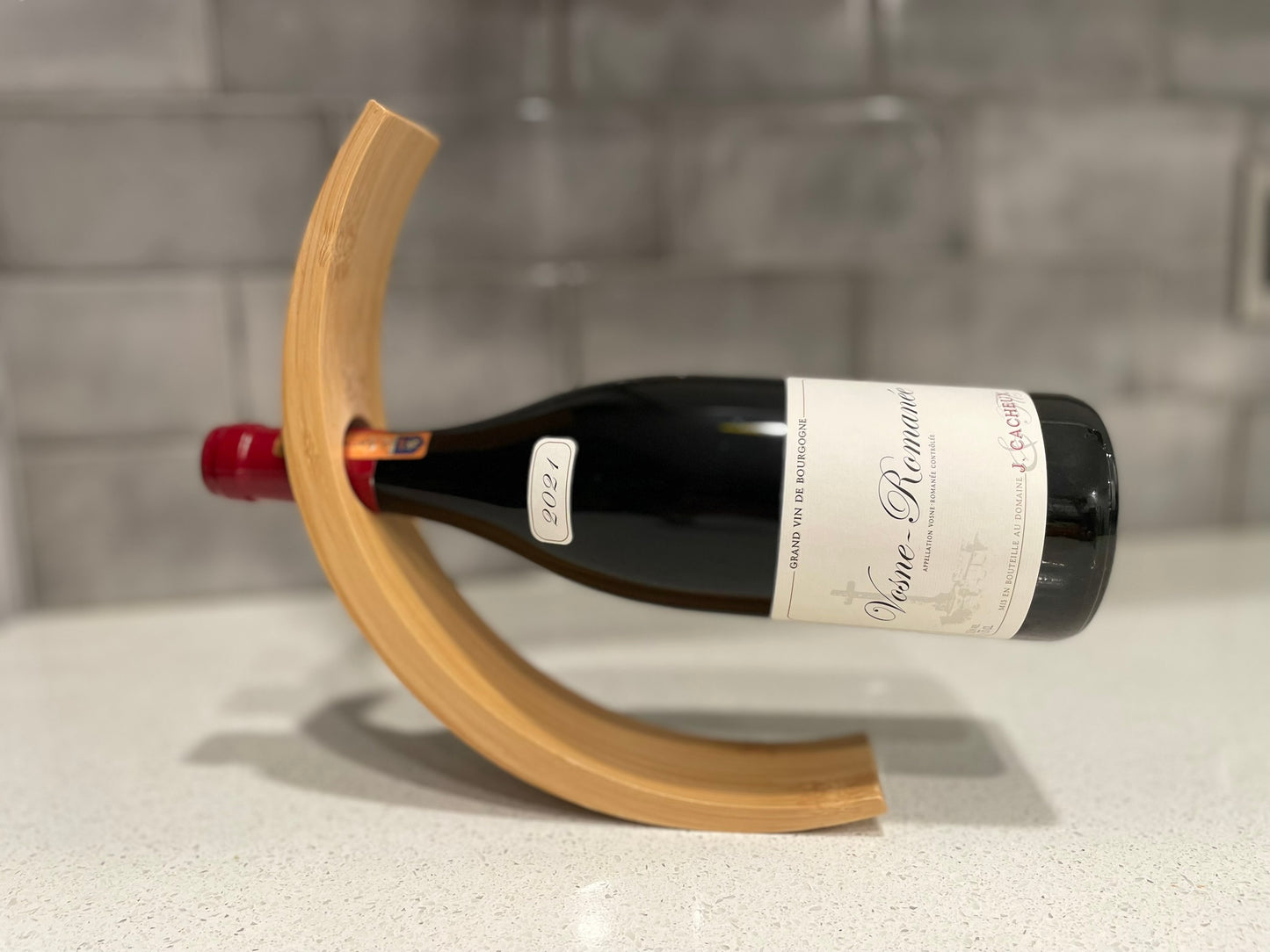 porte bouteille vin avec bouteille en equilibre sur comptoir