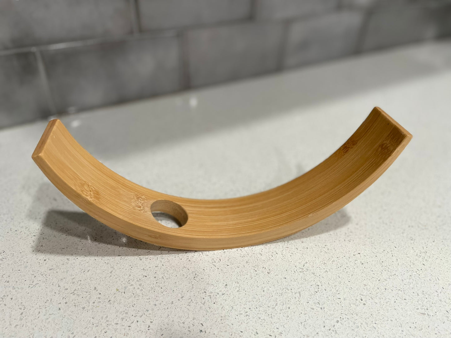 porte bouteille vin en bois de bambou sur comptoir