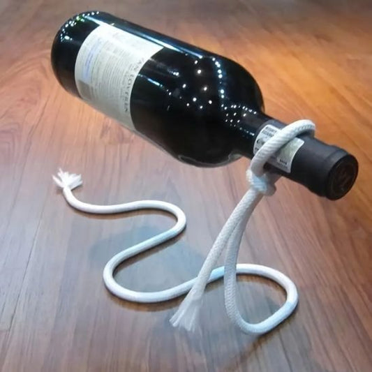 porte bouteille vin semble supporté par une corde qui se soulève de la table