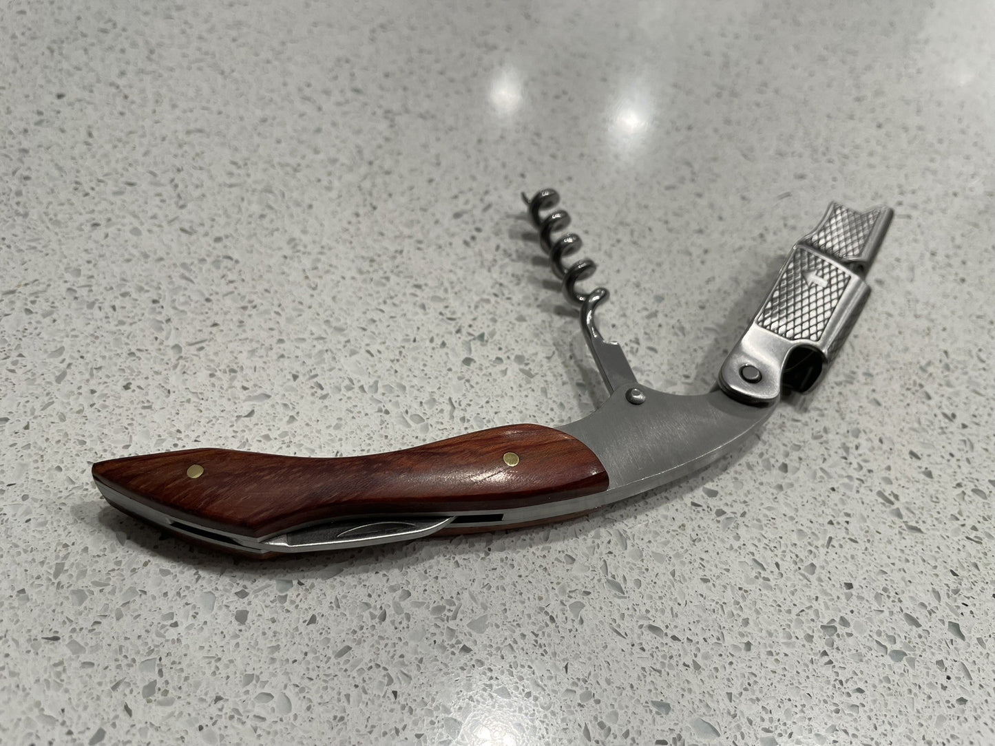 tire bouchon bois et metal ouvert sur le comptoir