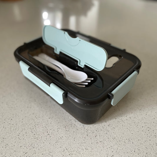 lunch box avec trappe à ustensiles ouverte