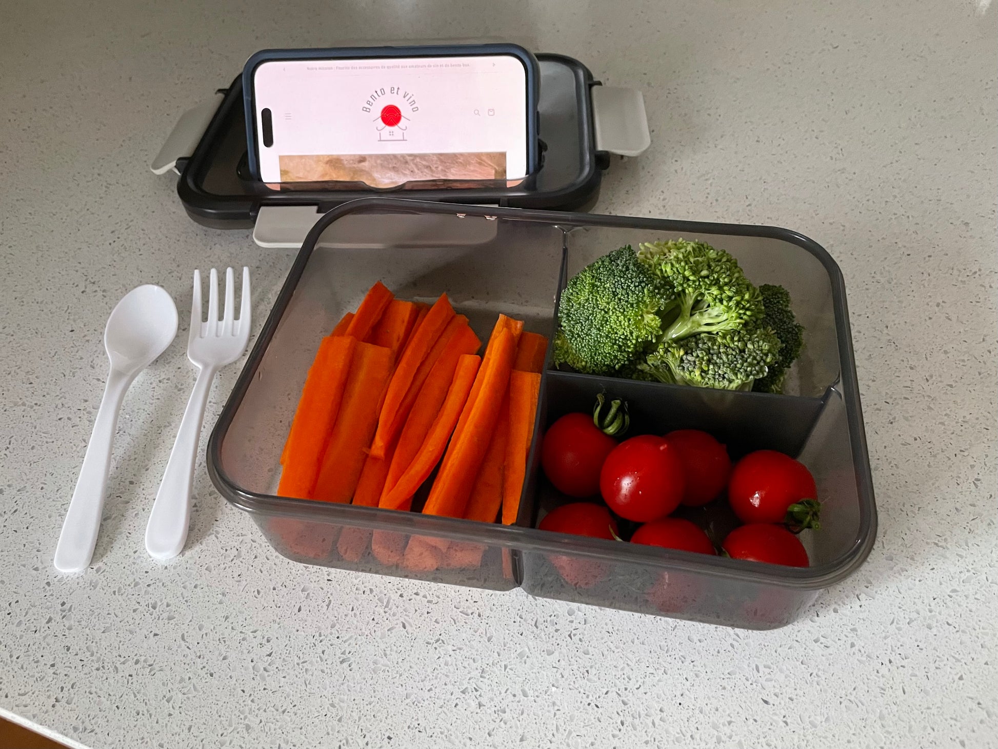 lunch box avec ustensiles et espace pour  cellulaire