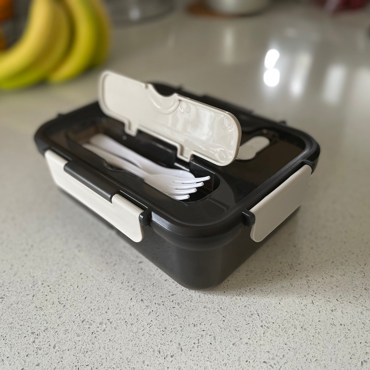 lunch box blanc avec ustensiles disponibles