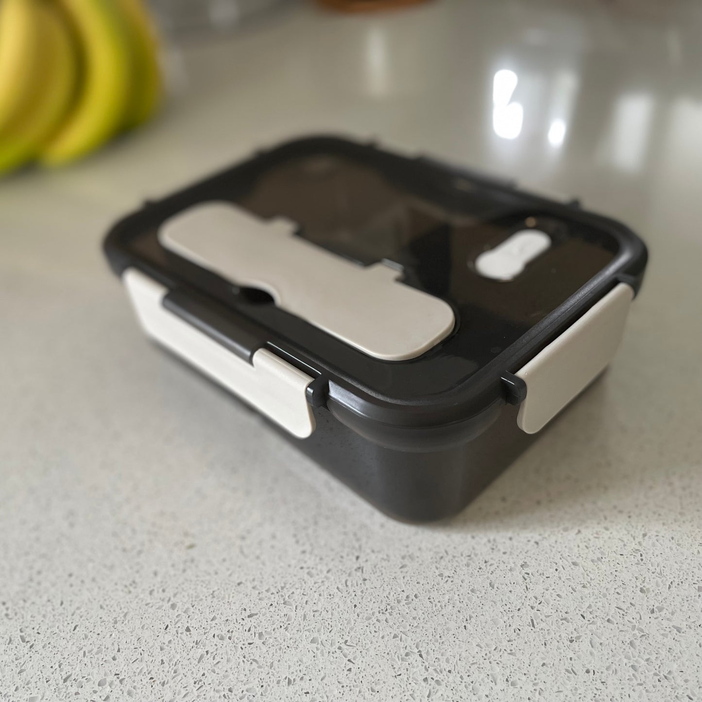 lunch box blanc sur comptoir