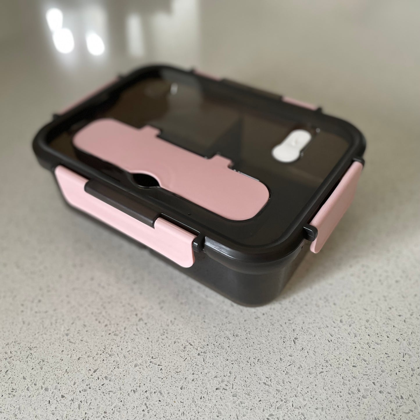 lunch box rose sur le comptoir de cuisine