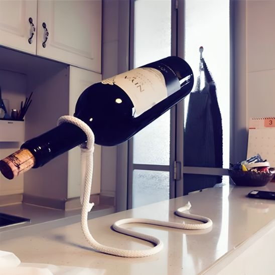 porte bouteille vin par une corde dans une cuisine