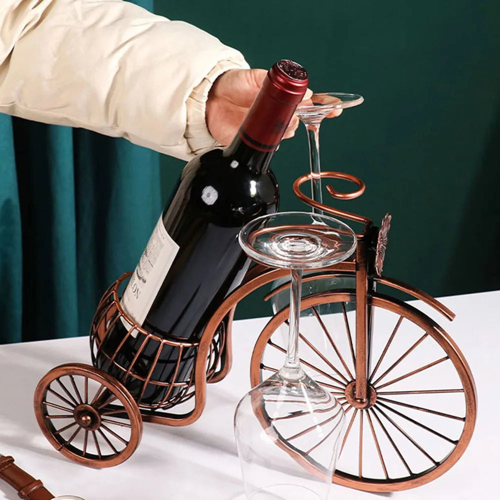 porte bouteille vin tricycle sur table avec verres