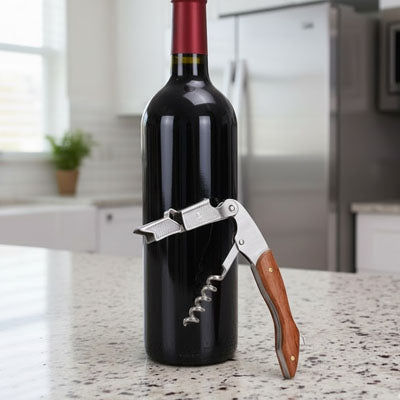 tire bouchon et bouteille de vin